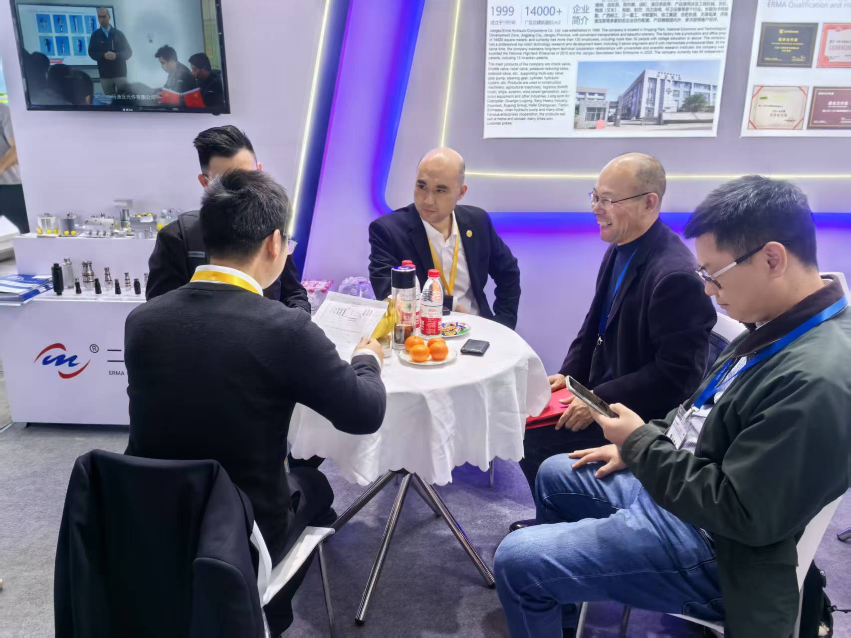 江蘇二馬閃耀上海Bauma展，共繪液壓行業(yè)新藍(lán)圖